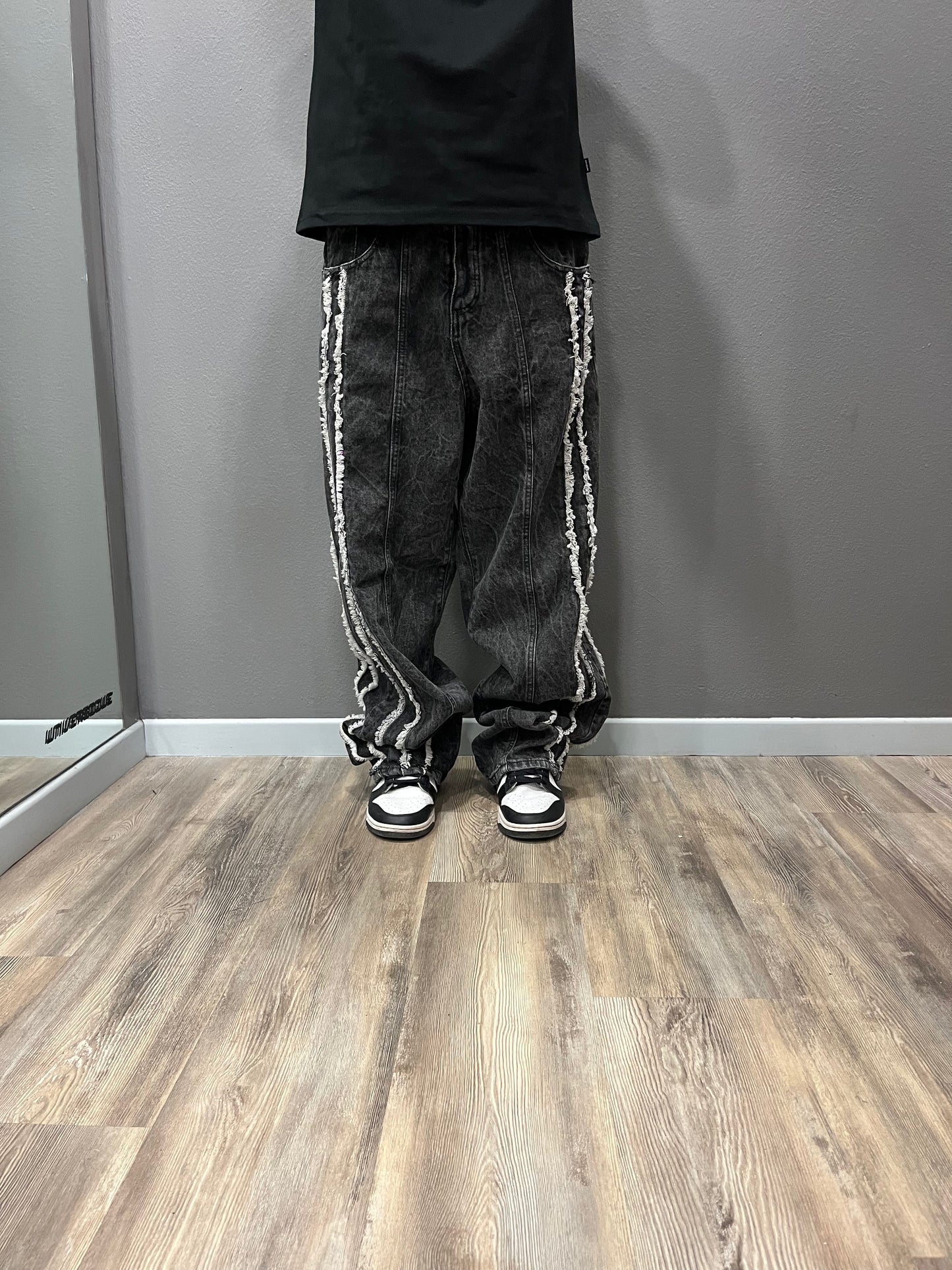 Baggy distressed black